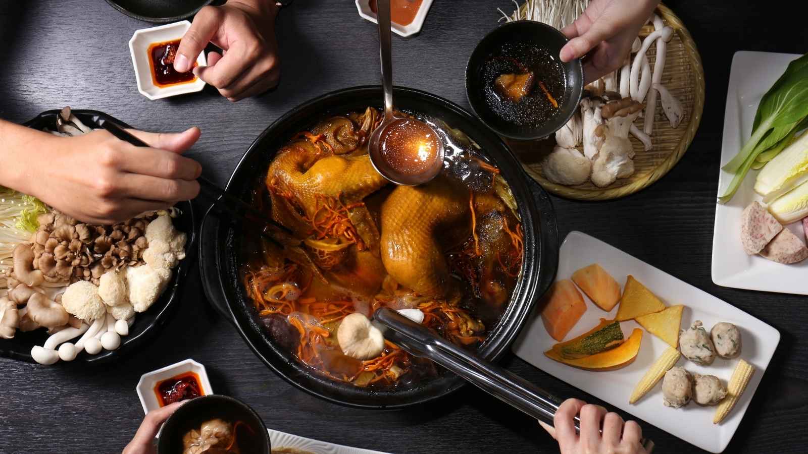 菇神招牌菇湯——古早雞與各式鮮菇同鍋，餐桌俯拍