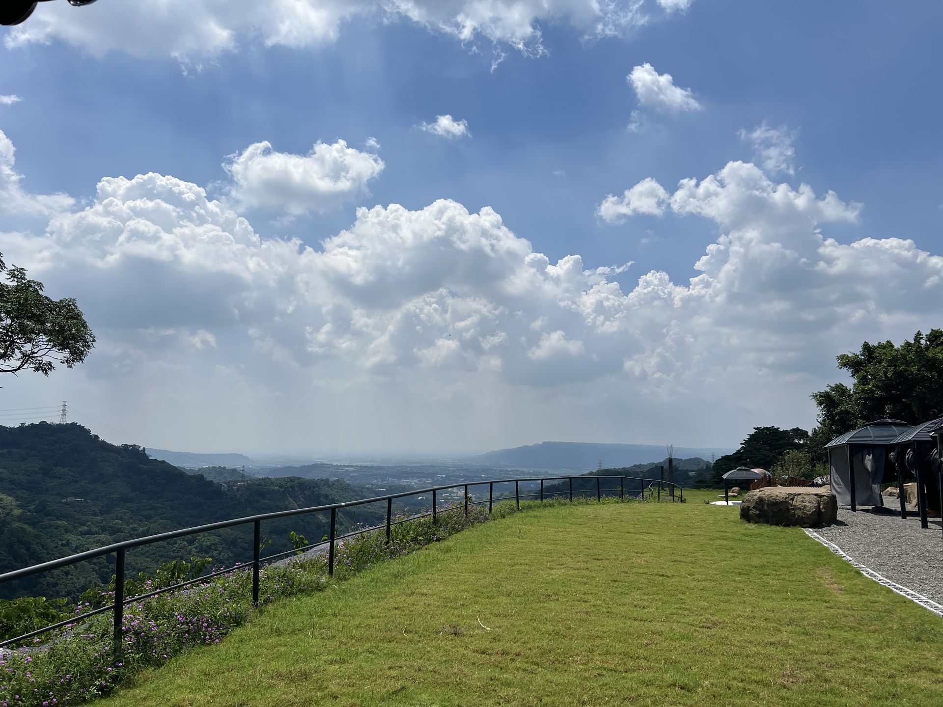 鹿芝谷觀景草坪與山谷雲海，森林環繞的開闊視野