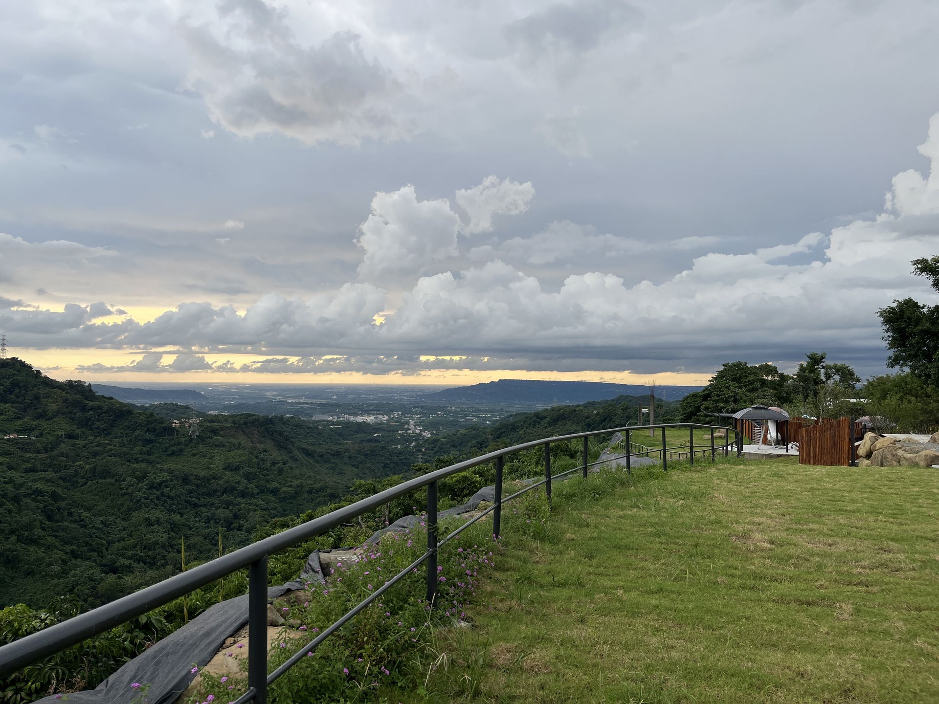 鹿芝谷園區黃昏景色，草坪與弧形欄杆延伸向山谷